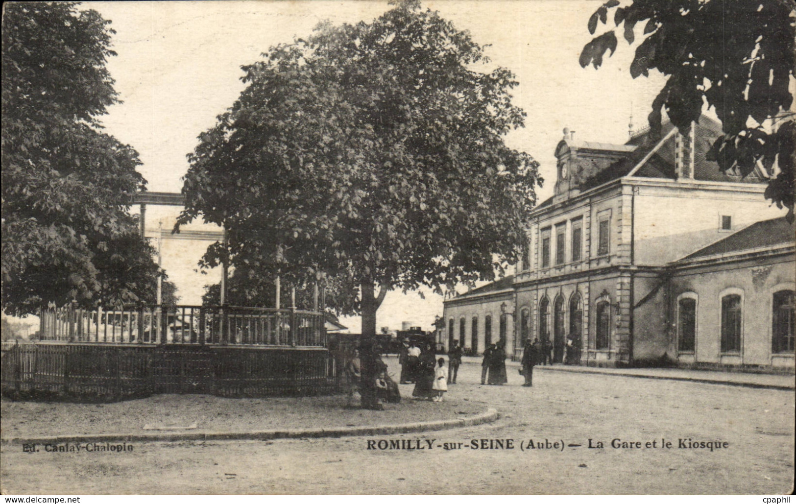 Romilly sur SEine CPA La gare et le kiosque