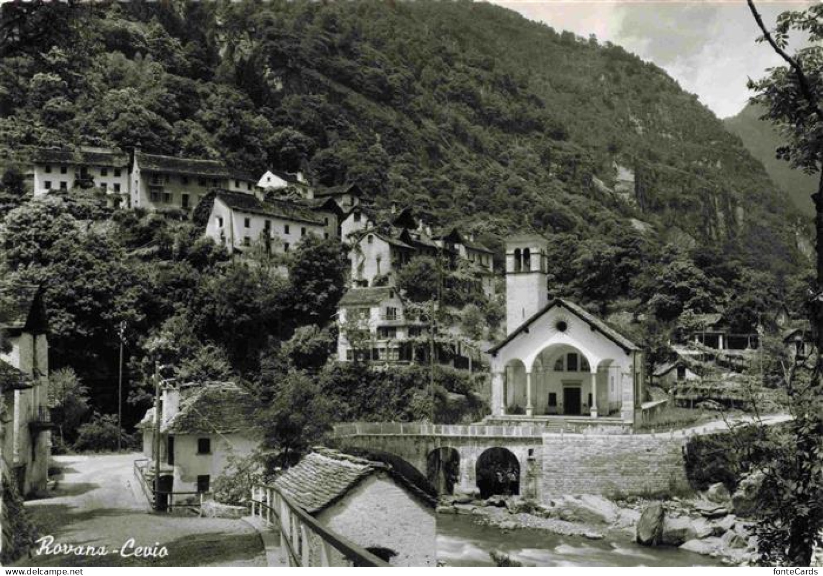 Rovana Cevio TI Teilansicht mit Kirche