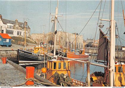 uk50590 seahouses harbour northumberland uk