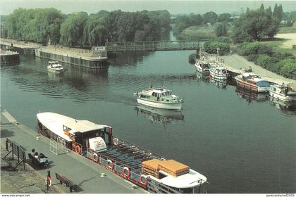 uk46526 river trent and lock newark on trent nottinghamshire uk
