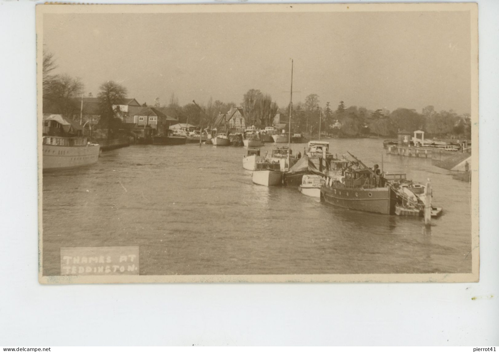 ROYAUME UNI - ENGLAND - LONDON Suburbs - Thames at TEDDINGTON