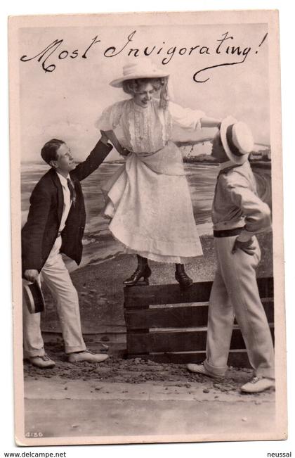 tarjeta postal  circulada mujer con hombres.