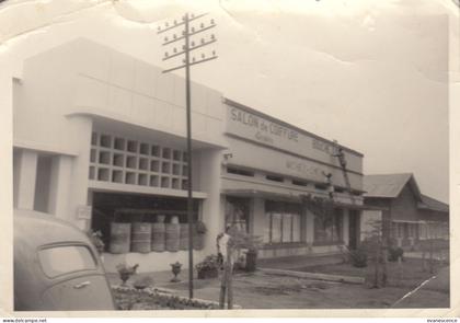 Ruanda-Urundi : Usumbura  : coiffeur : photo(trace pli)    /// Ref.  Aout 23 // N° 27.098