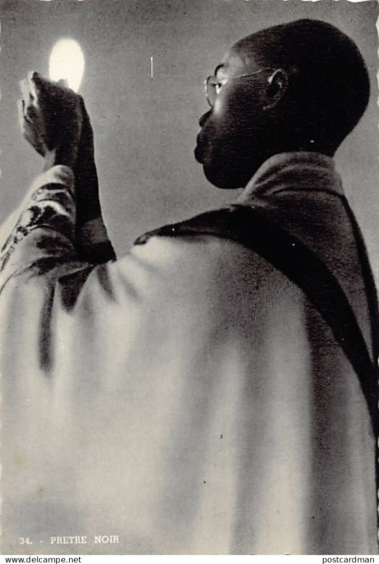 Ruanda Urundi - Prêtre célébrant la messe - Ed. Missions des Pères Blancs 34 - FORMAT DE LA CARTE POSTALE 15 cm. X 10 cm