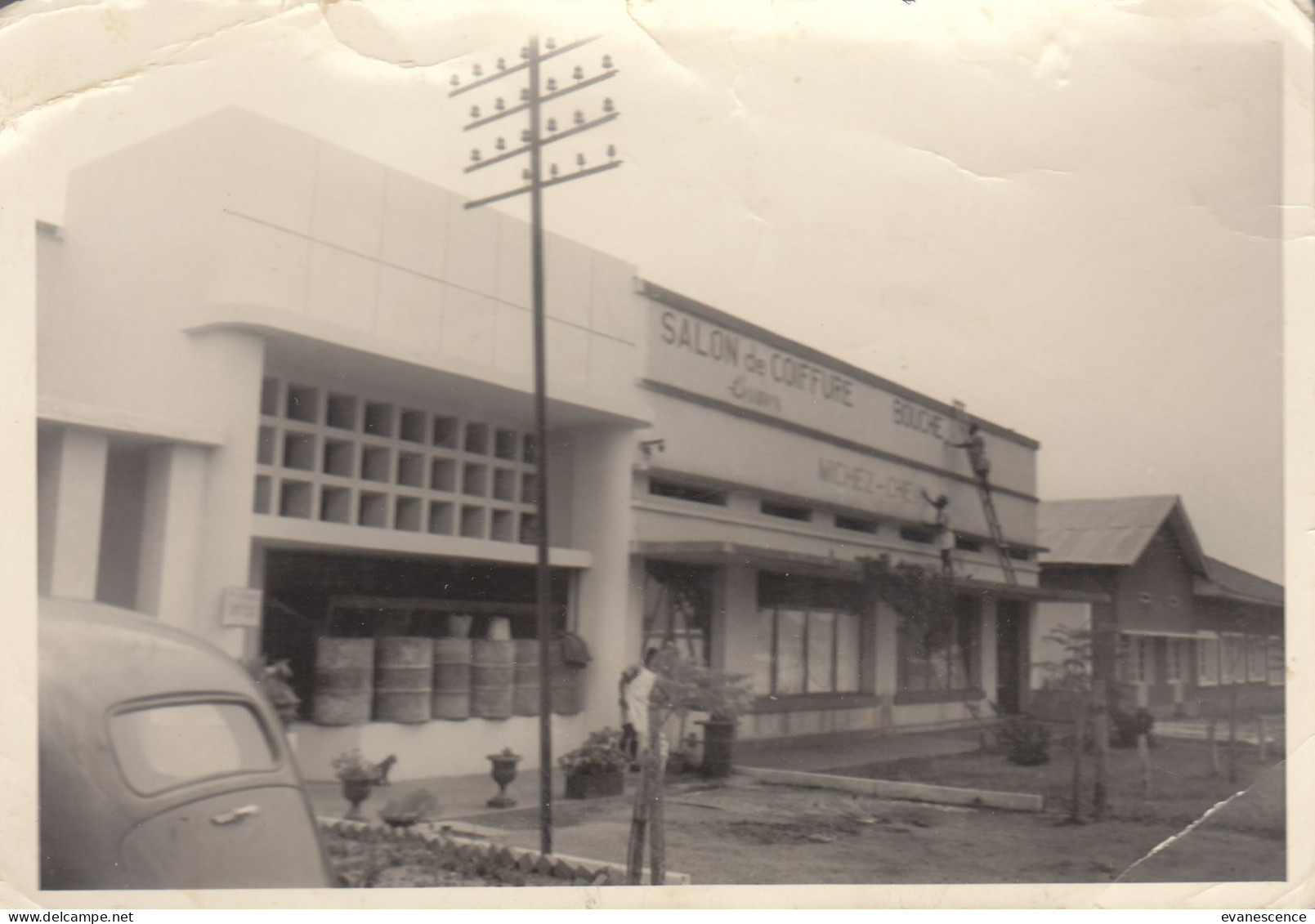 Ruanda-Urundi : Usumbura  : coiffeur : photo(trace pli)    /// Ref.  Aout 23 // N° 27.098