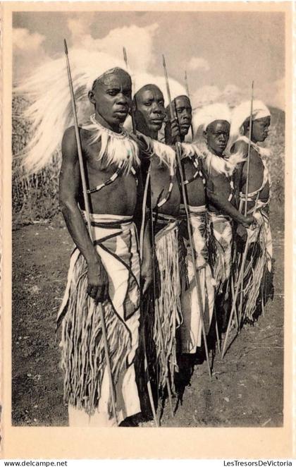 [-5%] RUANDA-URUNDI - Un groupe dintores de lUrundi - "intore" groep (Urundi)  - Carte Postale Ancienne