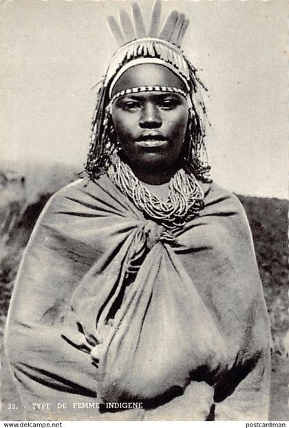 Ruanda Urundi - Type de femme indigène - Ed. Missions des Pères Blancs 32 - FORMAT DE LA CARTE POSTALE 15 cm. X 10 cm.