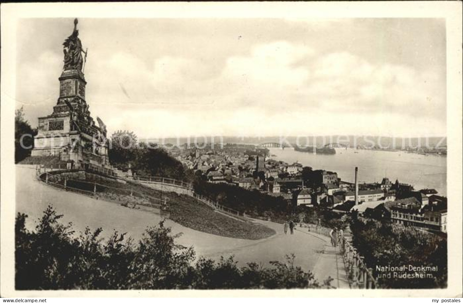 Ruedesheim Rhein Nationaldenkmal mit Blick auf Ruedesheim