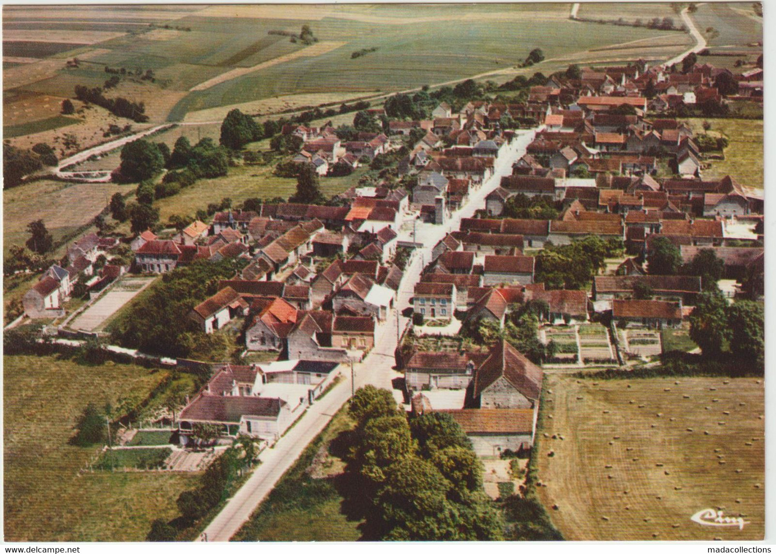 Rugny (89 - Yonne) vue générale aérienne
