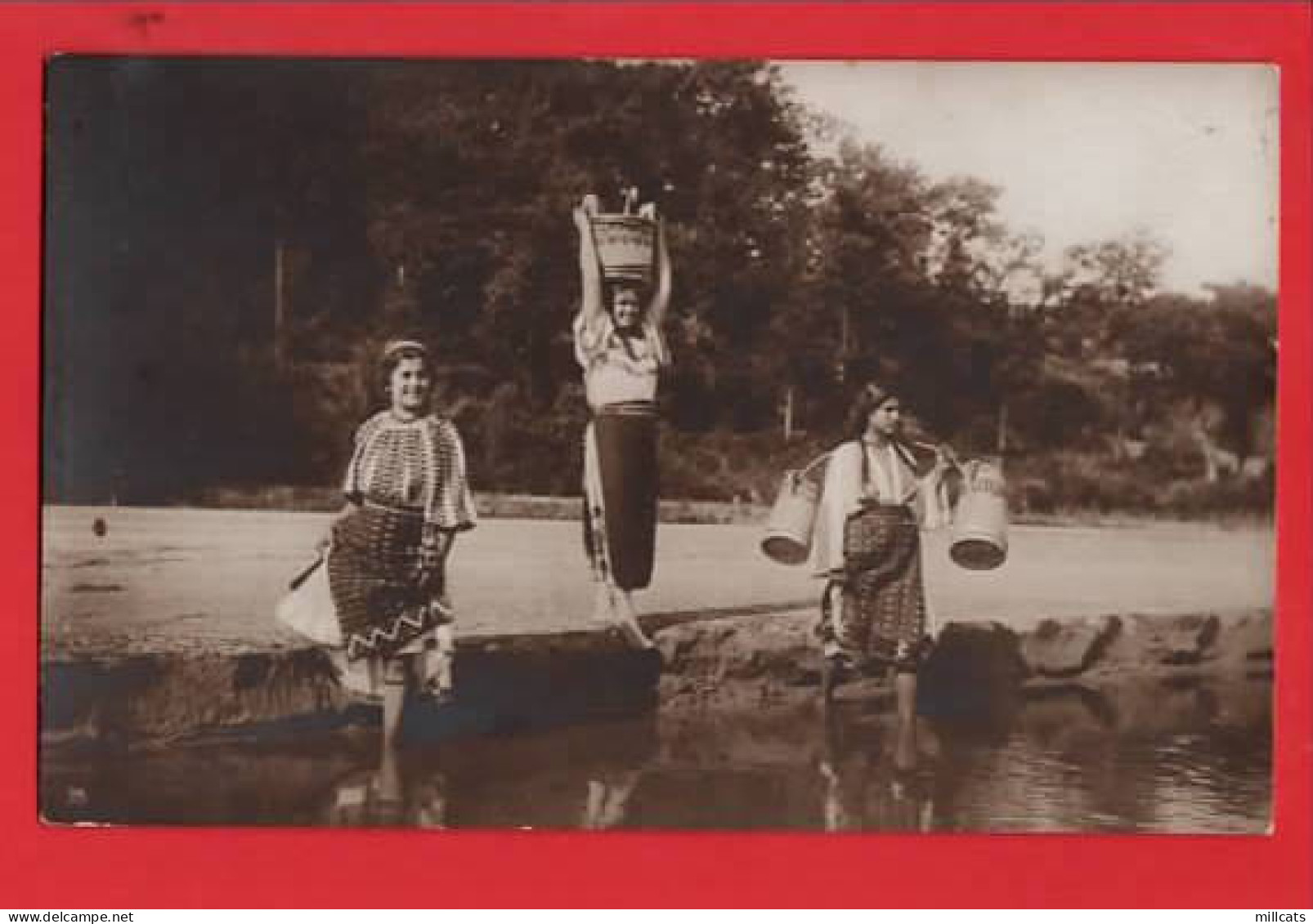 RUMANIA    ETHNIC   WOOMEN COLLECTING WATER