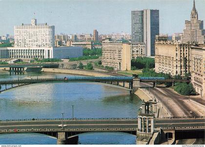 [-20%] RUSSIE - Moscu - Panorama de malecones Smalénskaia y Krasnoprésnenskaia - vue sur le pont - animé - Carte Postale