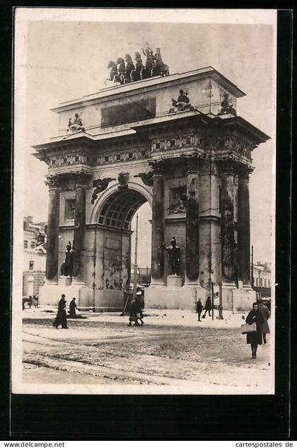 AK Moskau, vor dem Triumphbogen