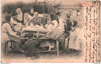 CPA Carte postale Russie Type de Russie Un rassemblement autour d'une table 1901 VM81823ok