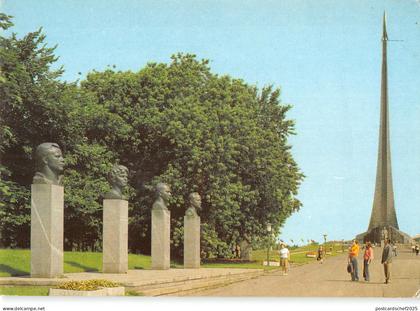 B110114 Russia Moscow Monument Statues Promenade
