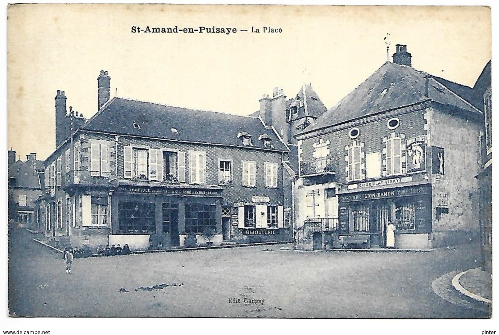 SAINT AMAND EN PUISAYE - La place
