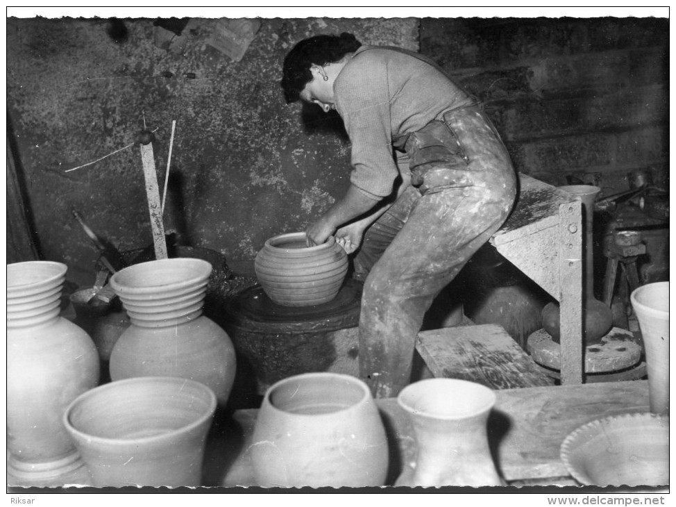SAINT AMAND EN PUISAYE(NIEVRE) POTERIE