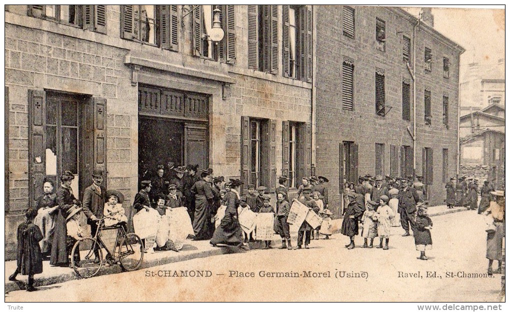 SAINT-CHAMOND PLACE GERMAIN-MOREL (USINE) VENTE DE JOURNAUX ? 1908