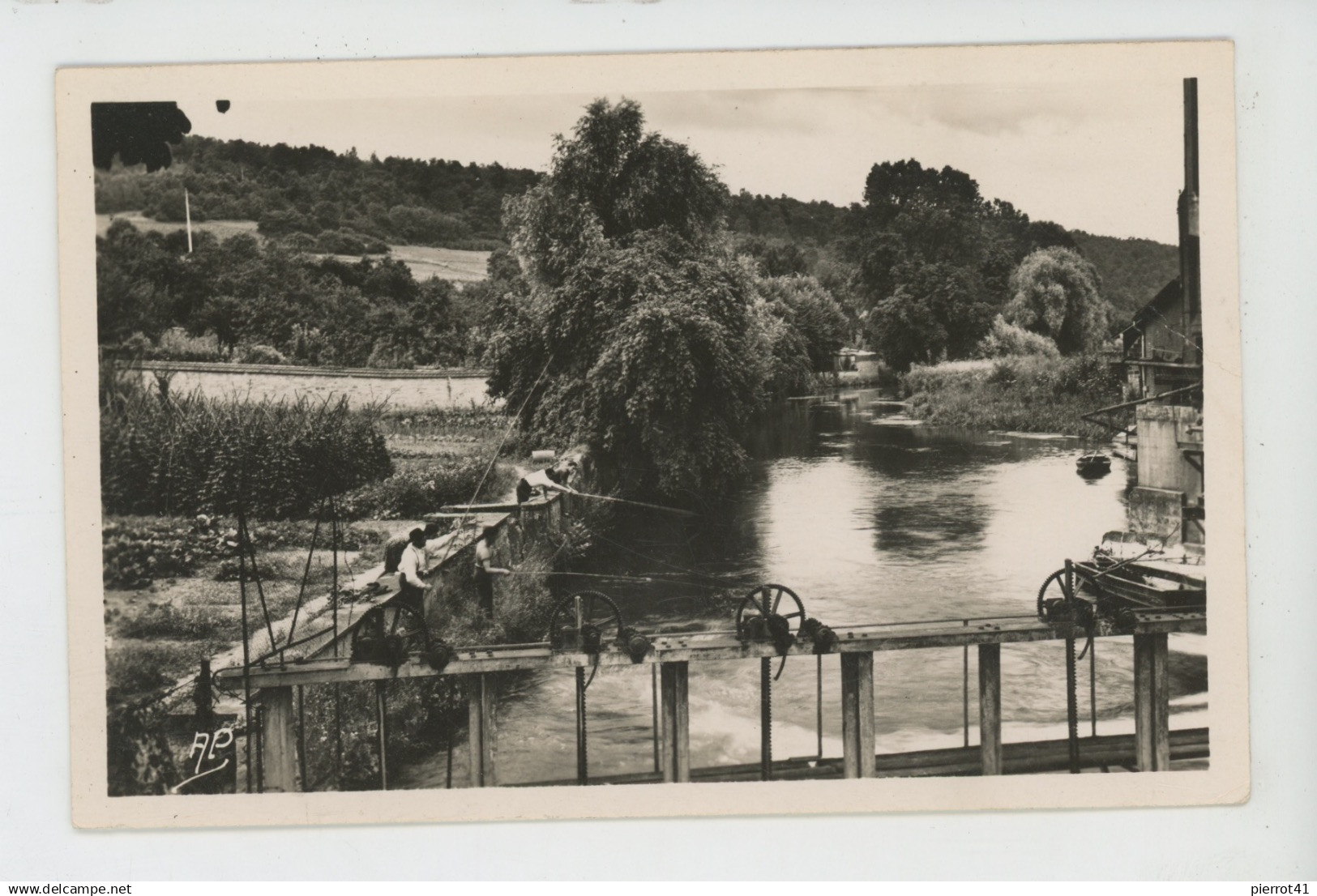 SAINT CLAIR SUR EPTE - Bords de l'Epte (pêcheurs)