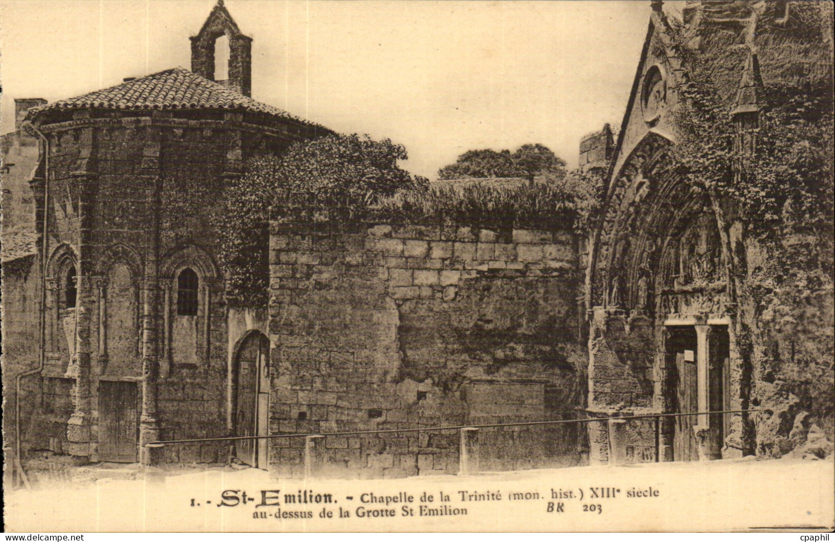 Saint Emilion - Chapelle de la Trinite au dessus de la Grotte CPA