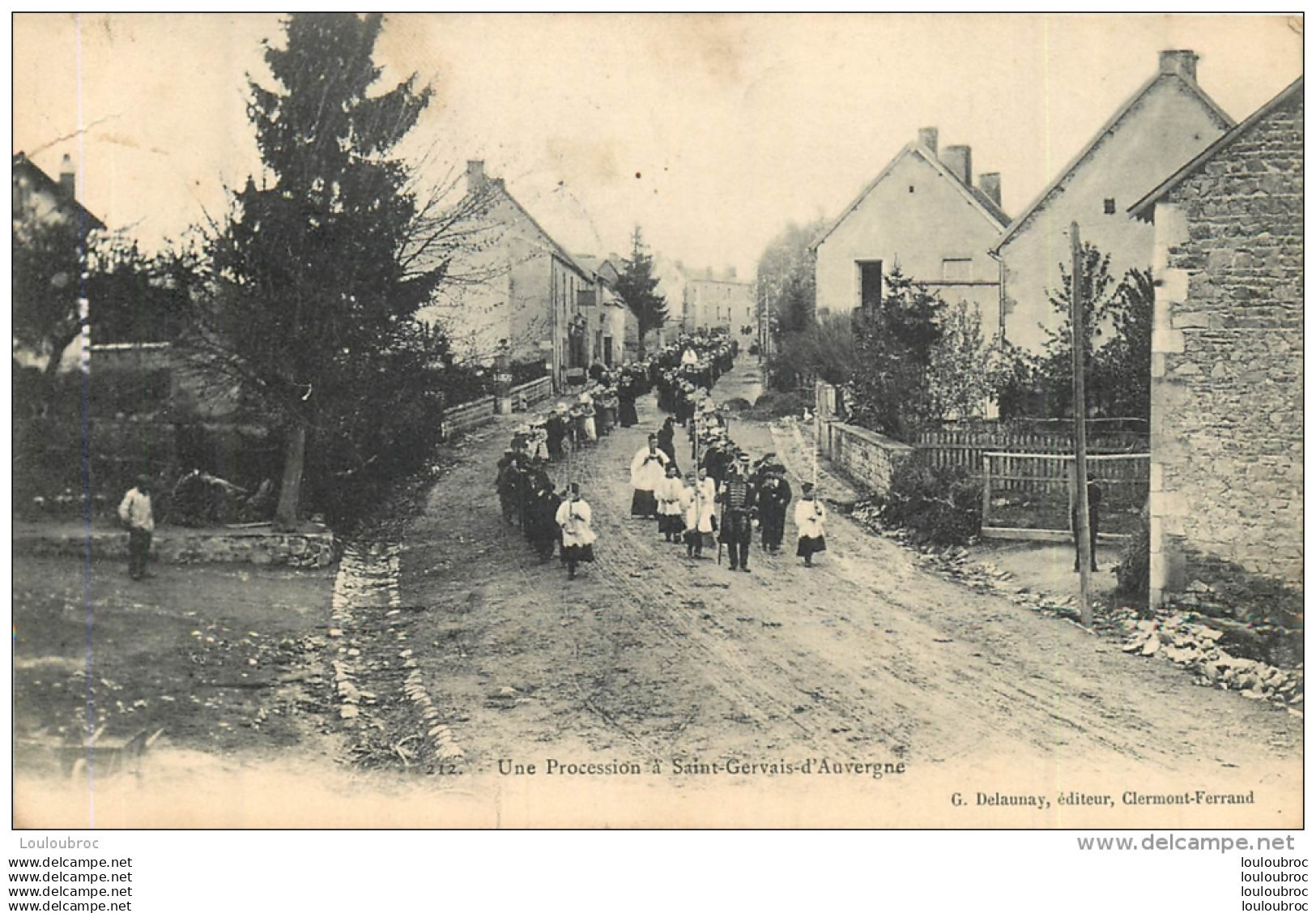 SAINT GERVAIS D'AUVERGNE UNE PROCESSION