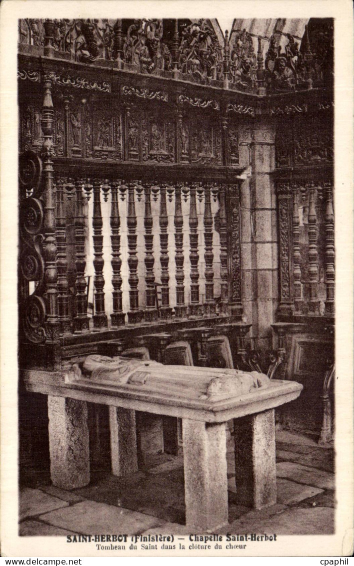 saint Herbot - Chapele Saint Herbot - Tombeau du Saint dans la cloiture - CPA