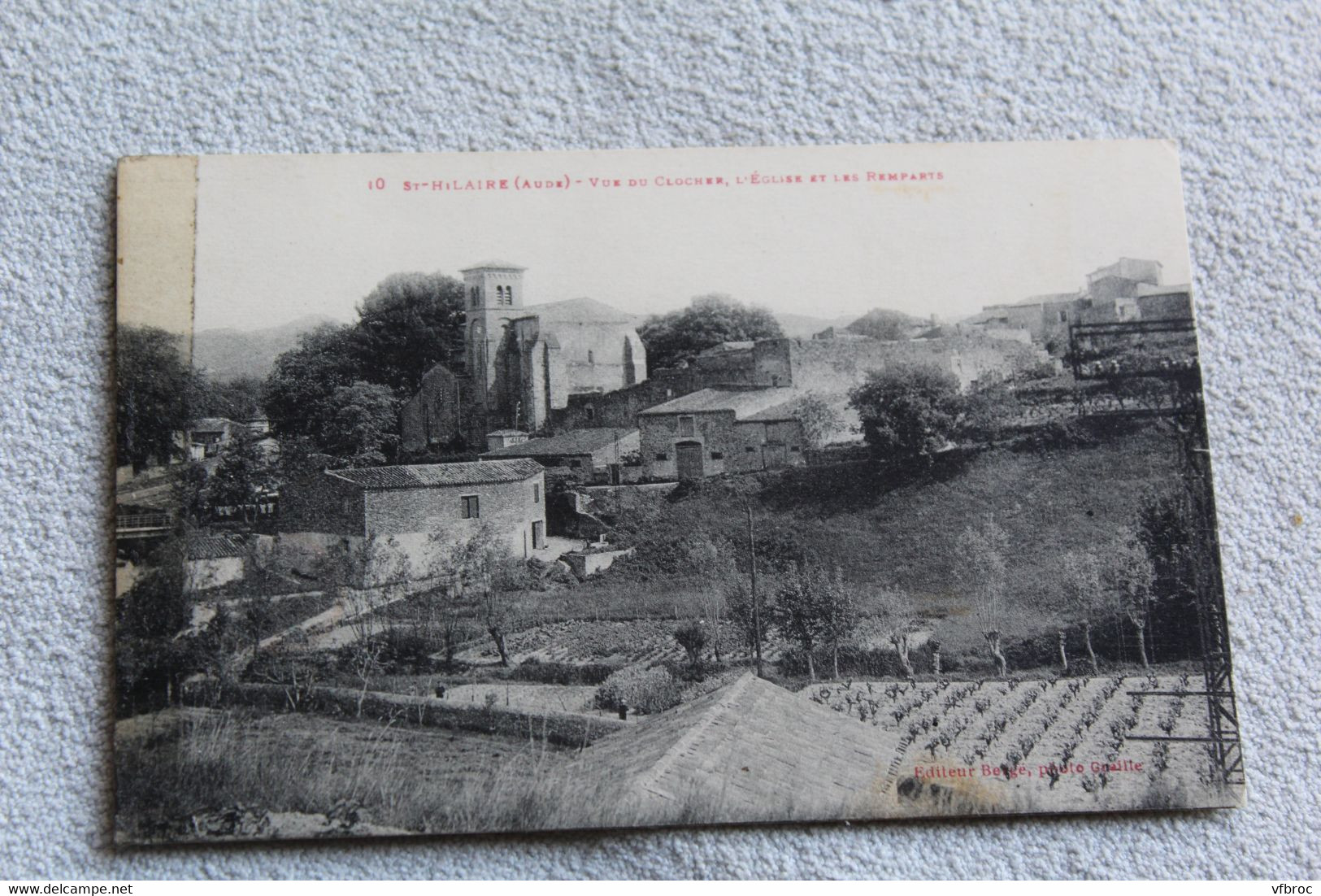 Saint Hilaire, vue du clocher, l'église et les remparts, Aude 11