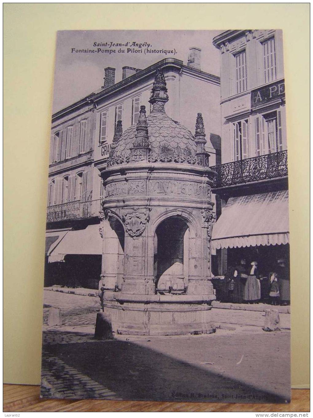 SAINT-JEAN-D´ANGELY (CHARENTE MARITIMES) LES FONTAINES. FONTAINE-POMPE DU PILORI.