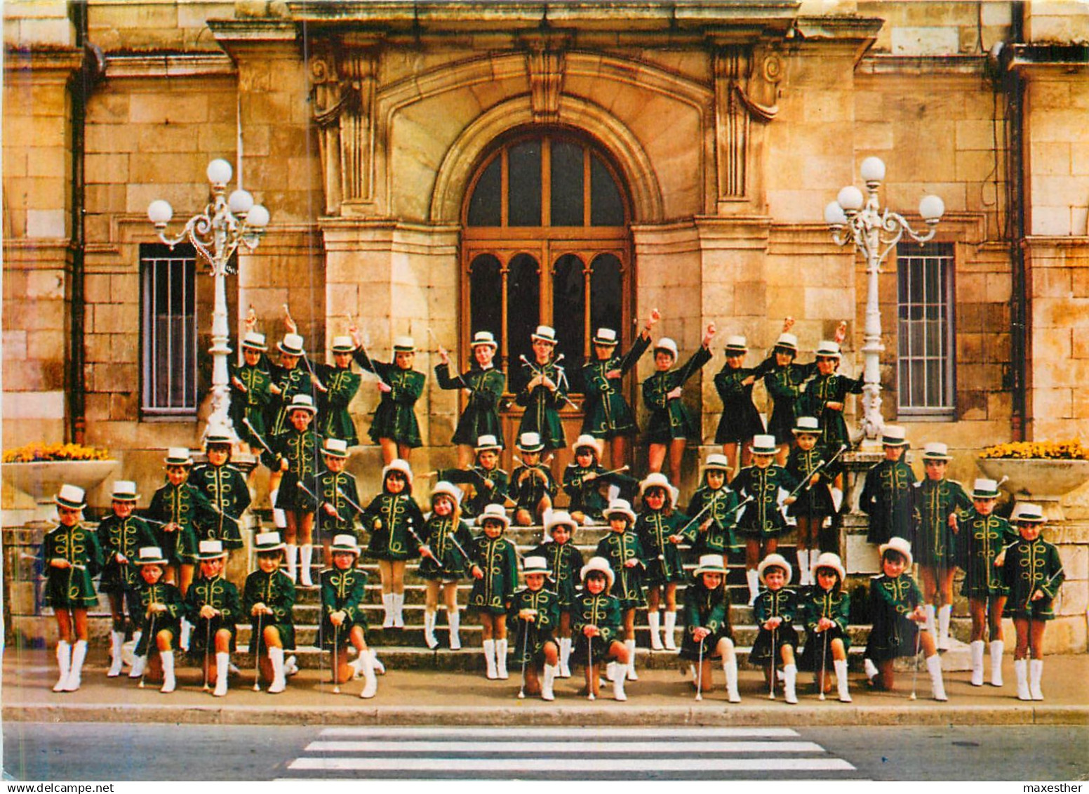 SAINT JULIEN L'ARS  les majorettes  - GF -