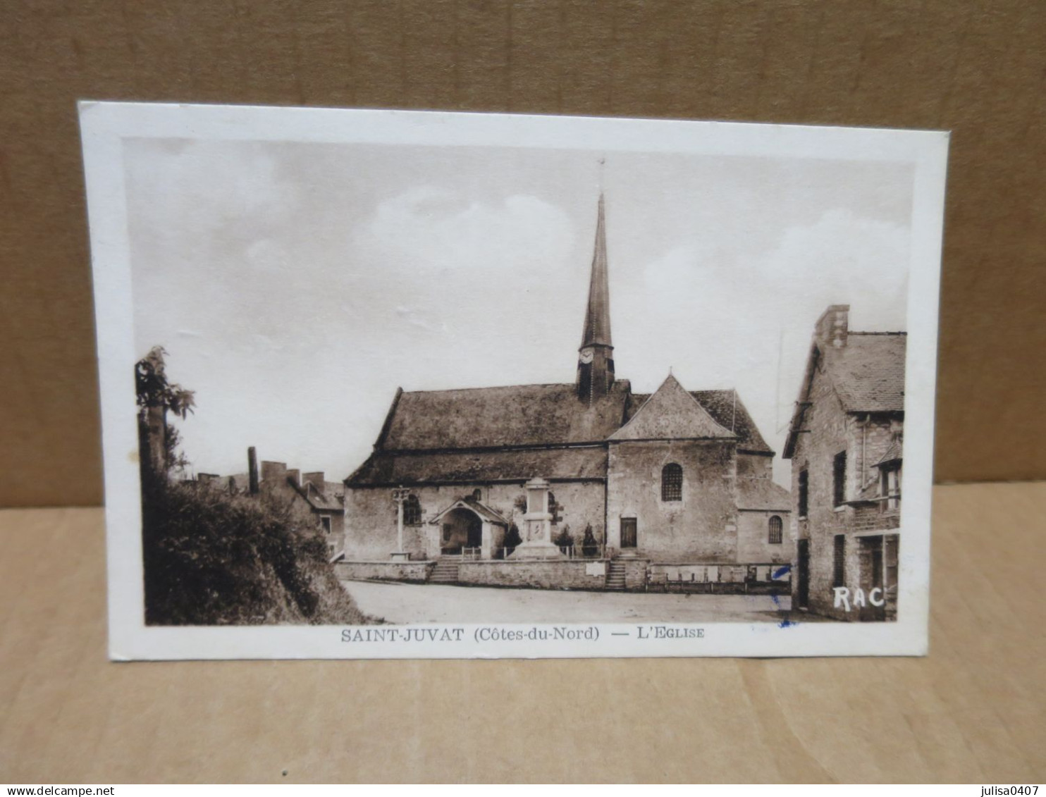 SAINT JUVAT (22) place de l'Eglise