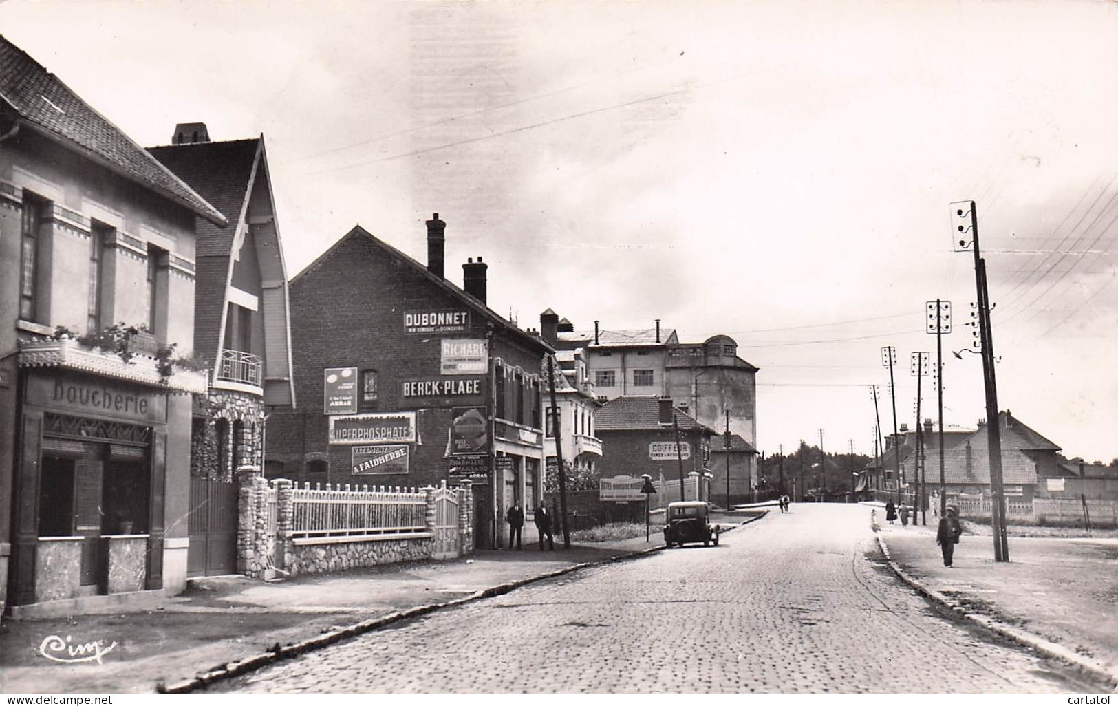 SAINT LAURENT DE BLANGY . Place de l'Eglise