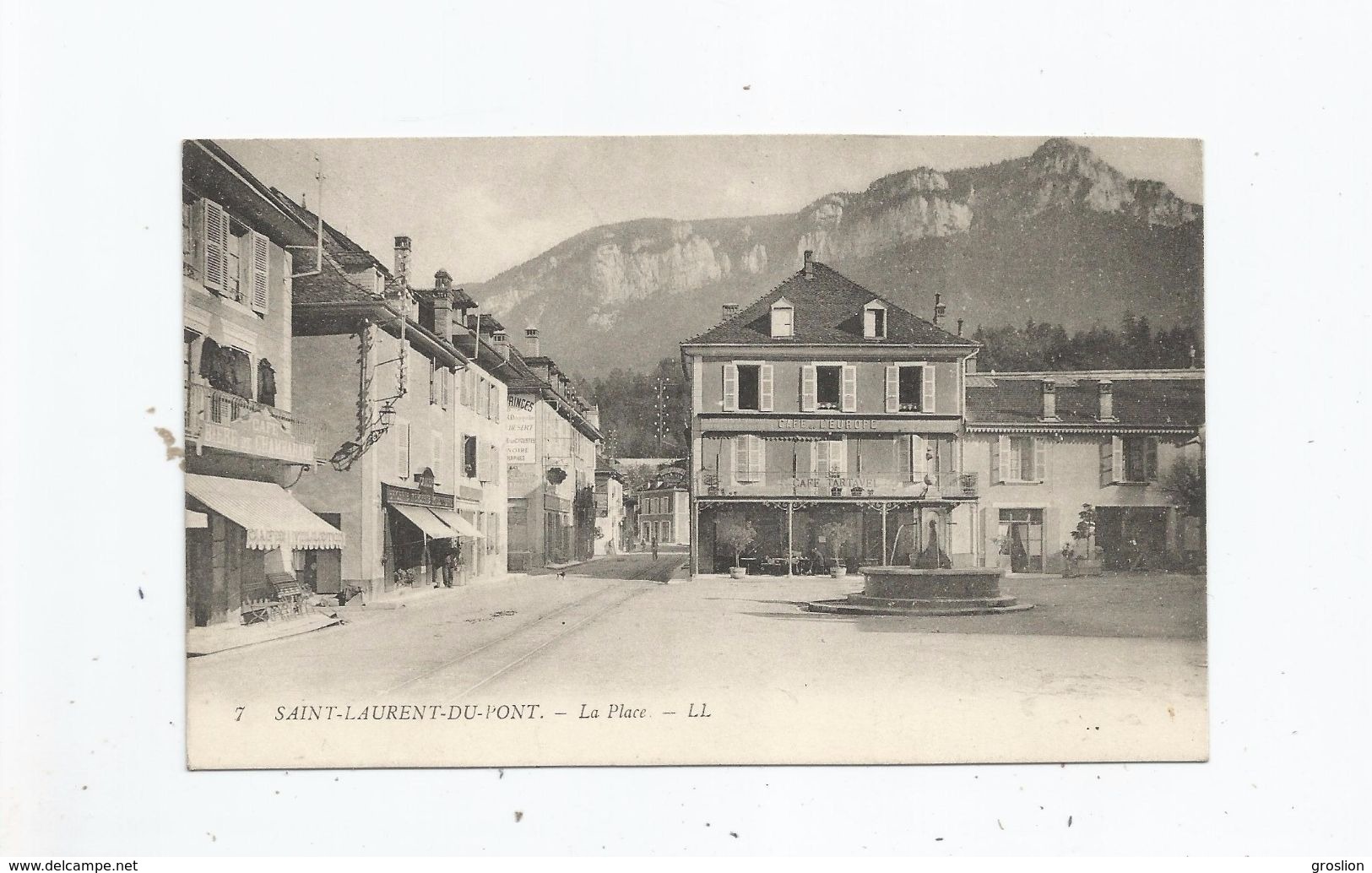 SAINT LAURENT DU PONT (ISERE) 7 LA PLACE (CAFE DE L'EUROPE TARTAVEL . EPICERIE ,  FONTAINE)