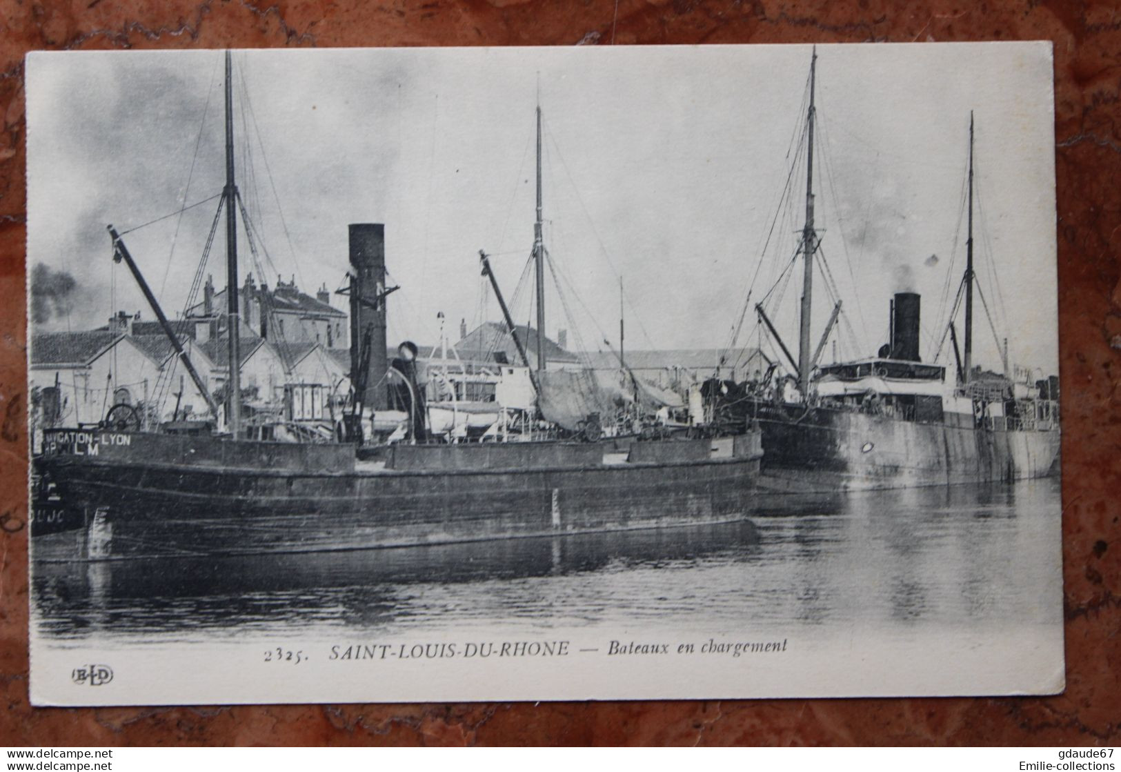 SAINT LOUIS DU RHONE (13) - BATEAUX EN CHARGEMENT