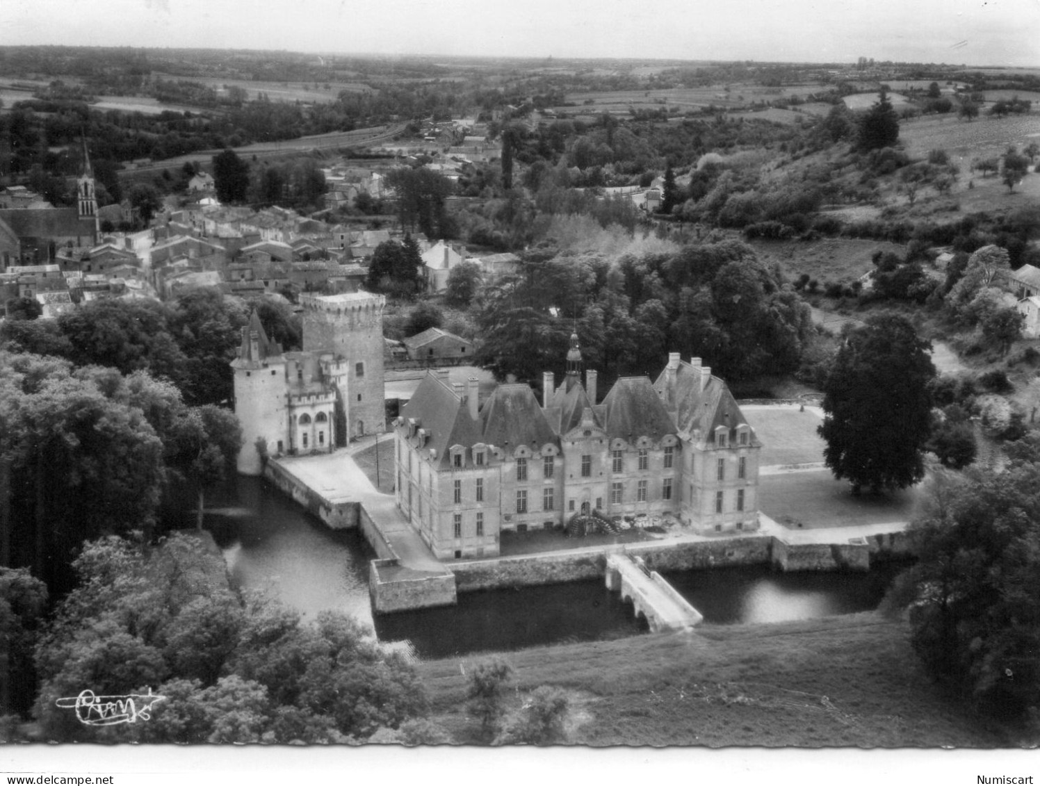 Saint-loup-sur-Thouet Saint-Loup-Lamarié vue aérienne Château
