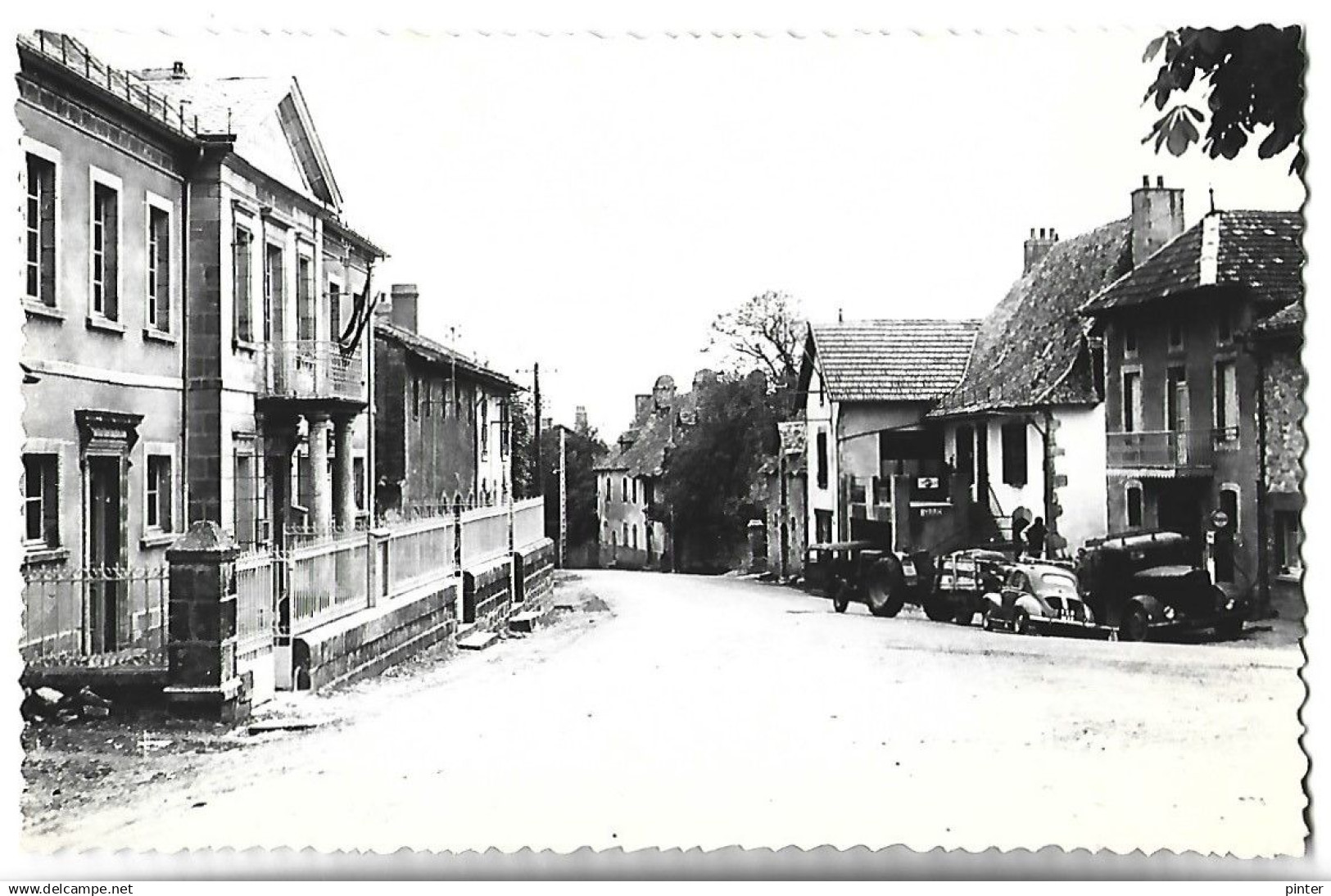 SAINT MAMET - Place de la Mairie