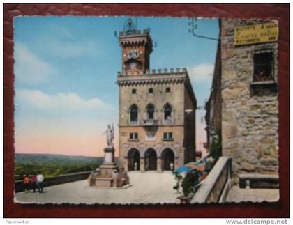 San Marino - Il Palazzo del Governo e statua della Liberta