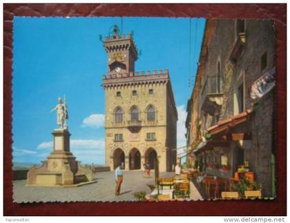 San Marino - Palazzo del Governo e statua della Liberta