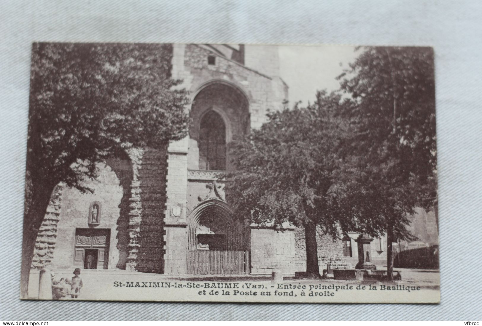 Saint Maximin la sainte Baume, entrée principale de la basilique et de la poste, Var 83