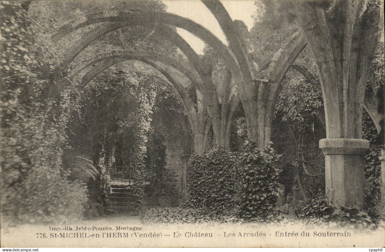 Saint Michel en l'Herm Le chateau Entree du souterrain