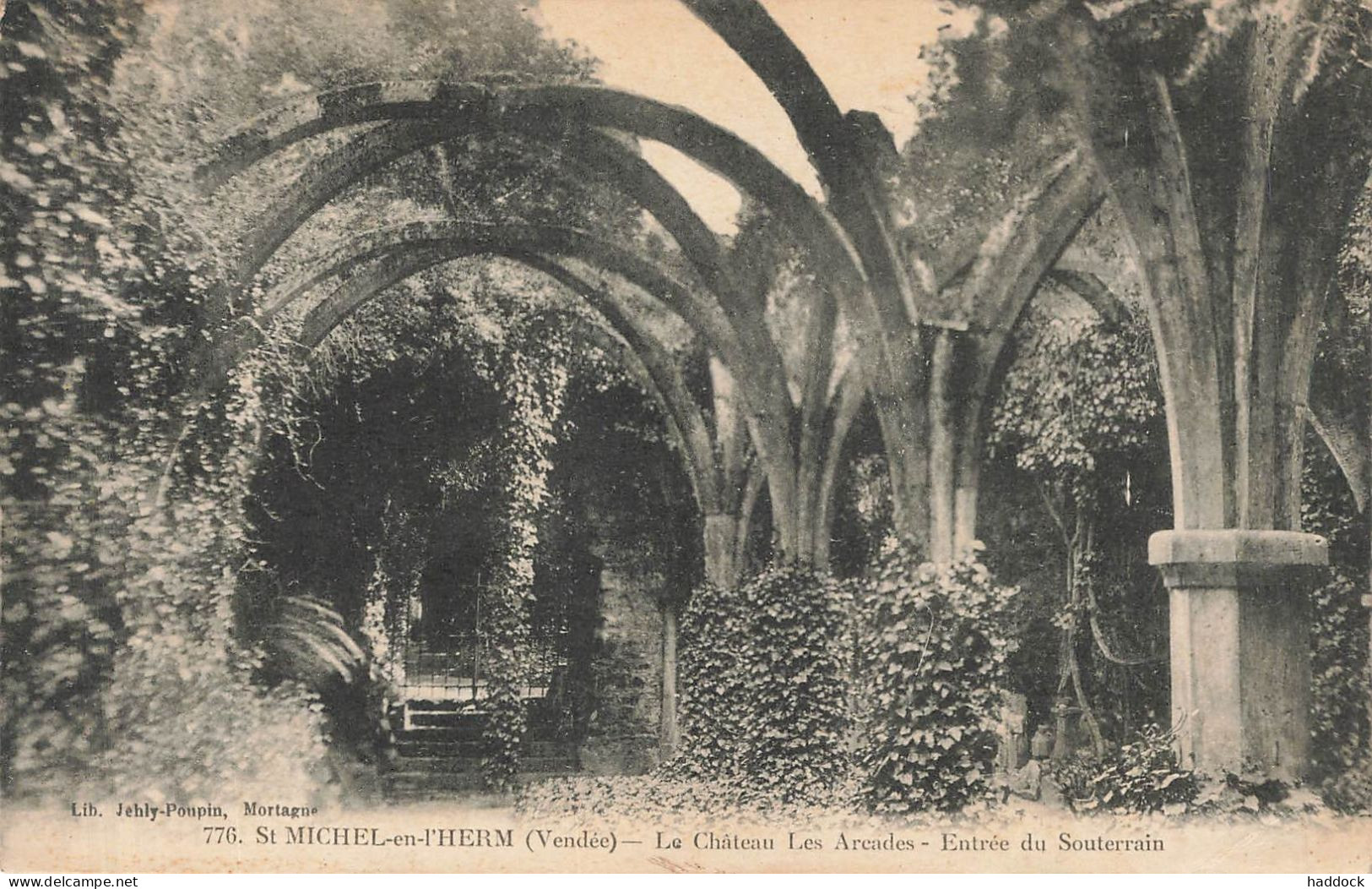 SAINT MICHEL EN L'HERM : LE CHATEAU LES ARCADES - ENTREE DU SOUTERRAIN