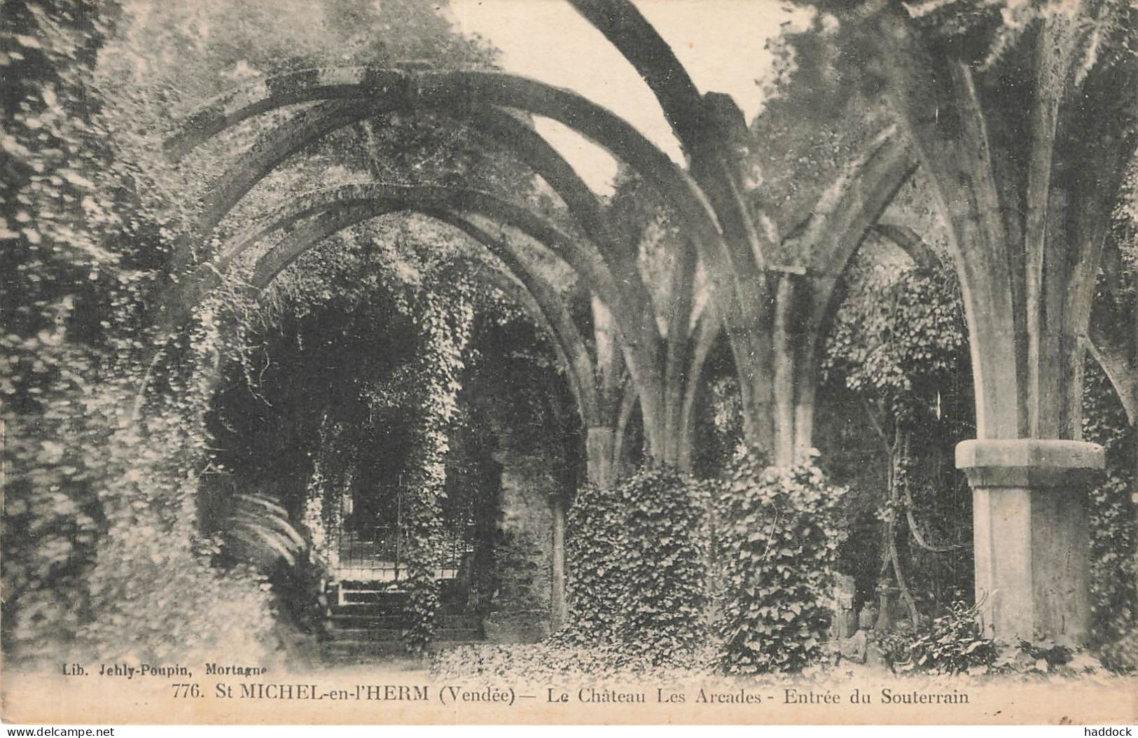 SAINT MICHEL EN L'HERM : LE CHATEAU LES ARCADES - ENTREE DU SOUTERRAIN