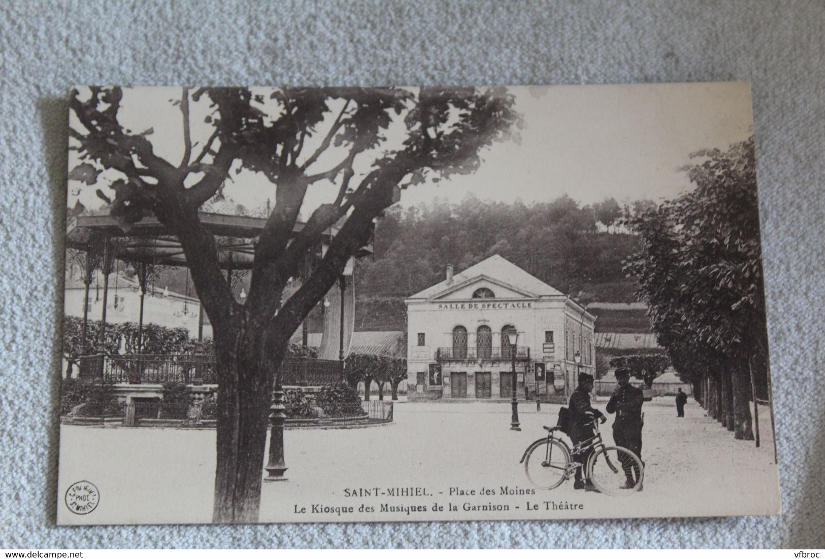 Saint Mihiel, place des Moines, le kiosque des musiques de la garnison, le théâtre, Meuse 55