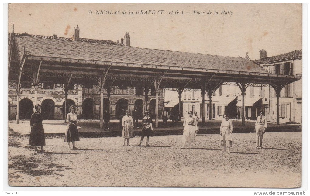 SAINT NICOLAS DE LA GRAVE  PLACE DE LA HALLE