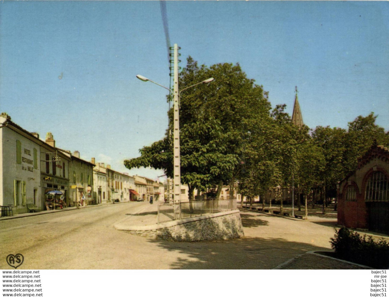 Saint Paul Cap de Joux - place de l'église "Hôtel - Restaurant"