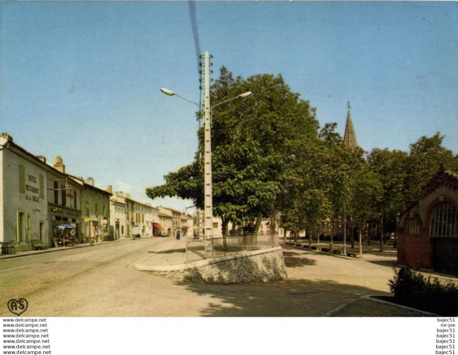 Saint Paul Cap de Joux - place de l'église "Hôtel - Restaurant"
