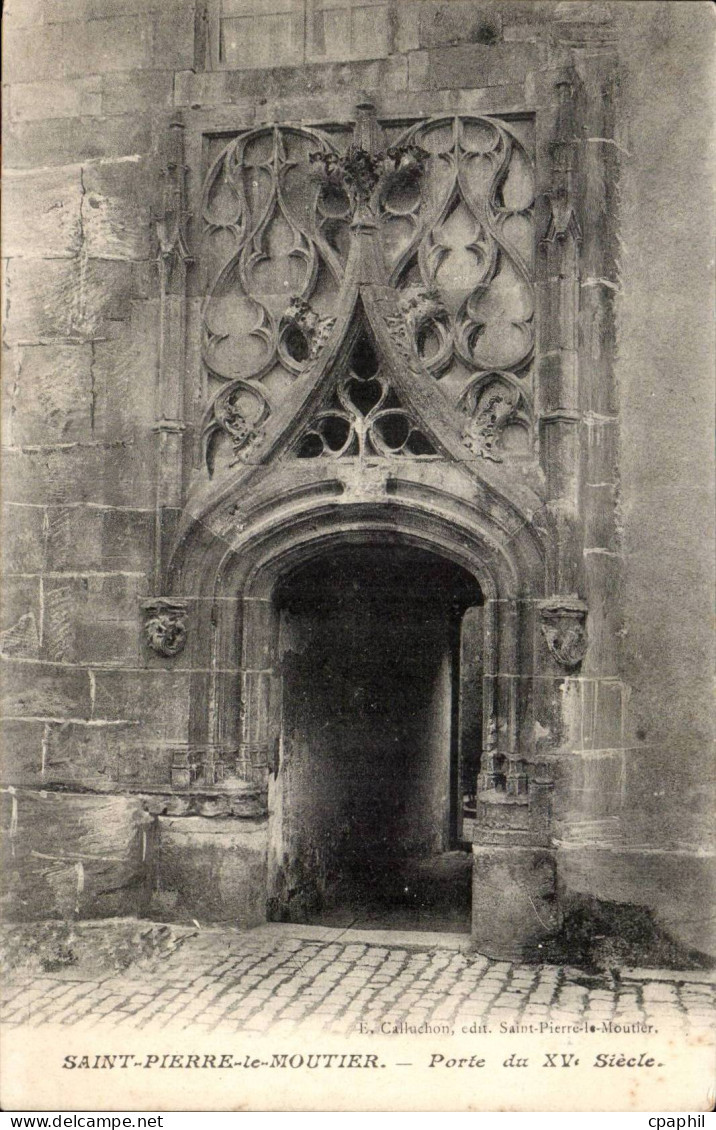 Saint Pierre le Moutier CPA Porte du 15eme