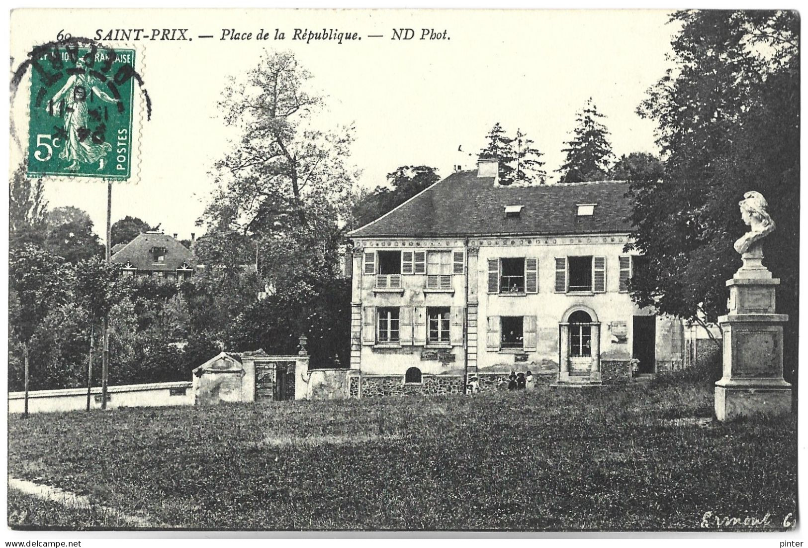 SAINT PRIX - Place de la République