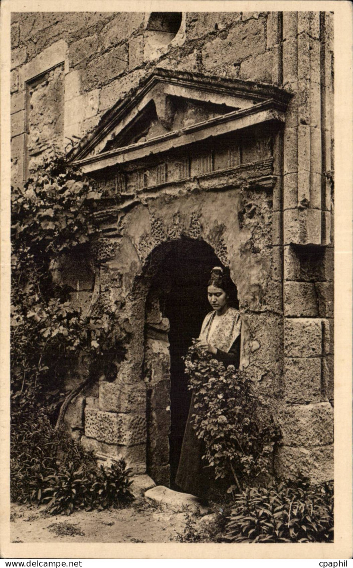 Saint Remy de Provence - Jeune Fille et Vieilles Pierres - CPA