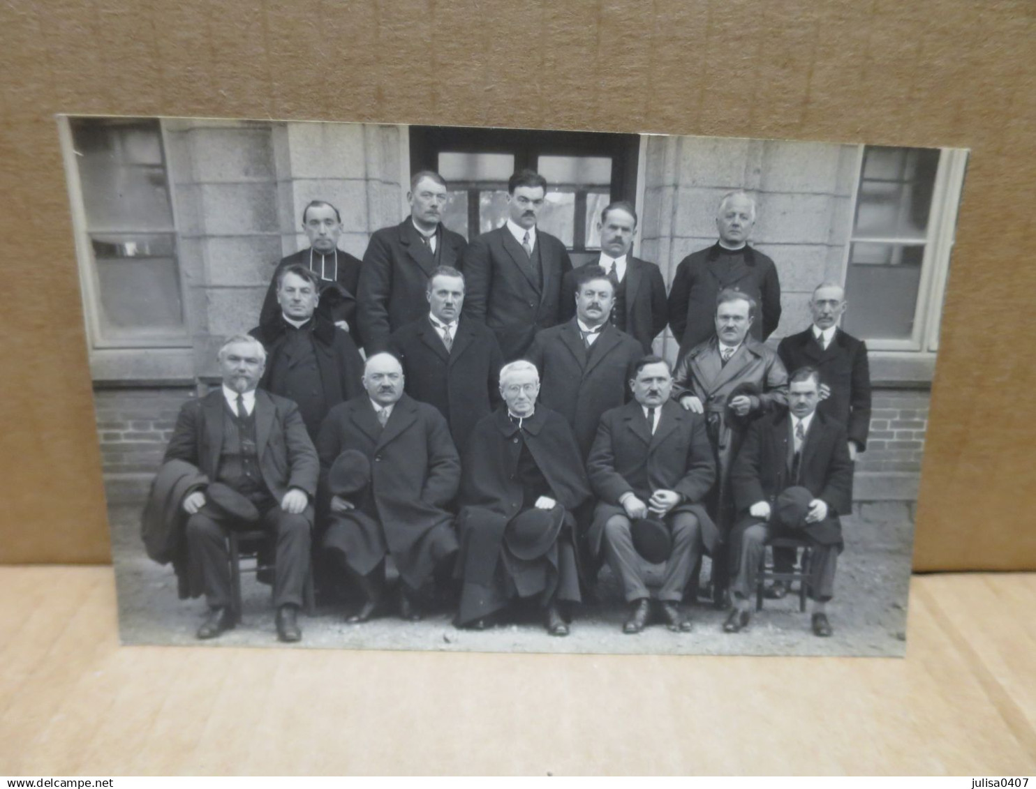 SAINT SERVAN ou environs  (35) carte photo groupe d'hommes dont ecclesiastiques devant un batiment