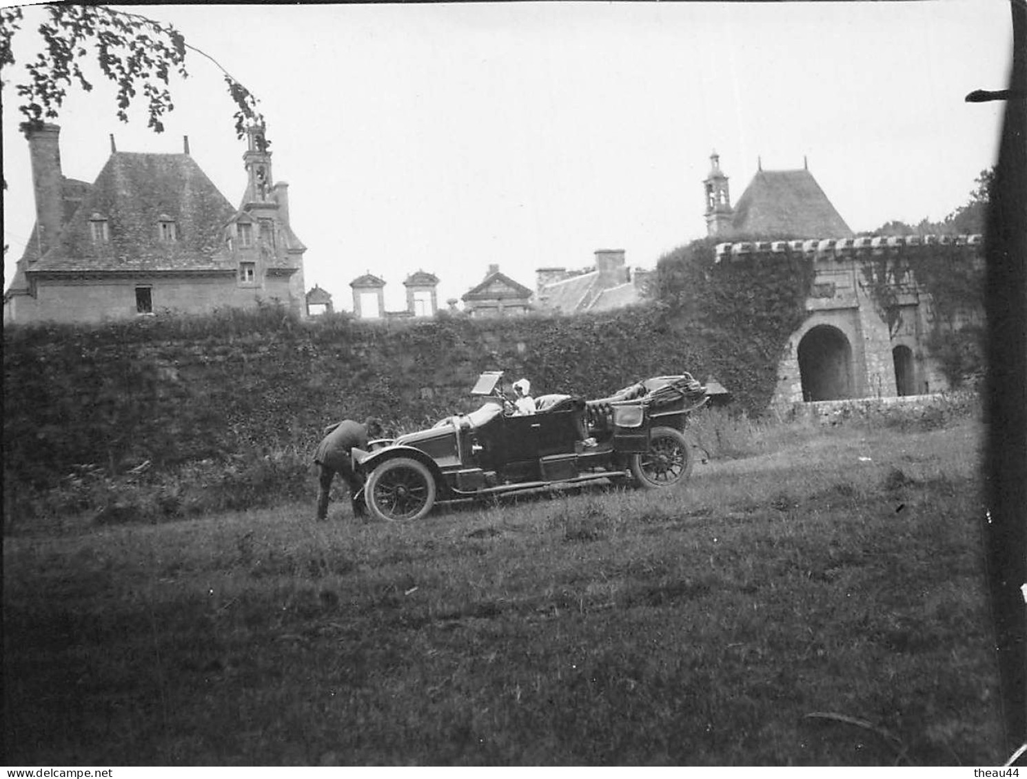 ¤¤   -  SAINT-VOUGAY  -   Cliché du Chateau de KERJAN  -  Voiture   -  Voir description     -   ¤¤