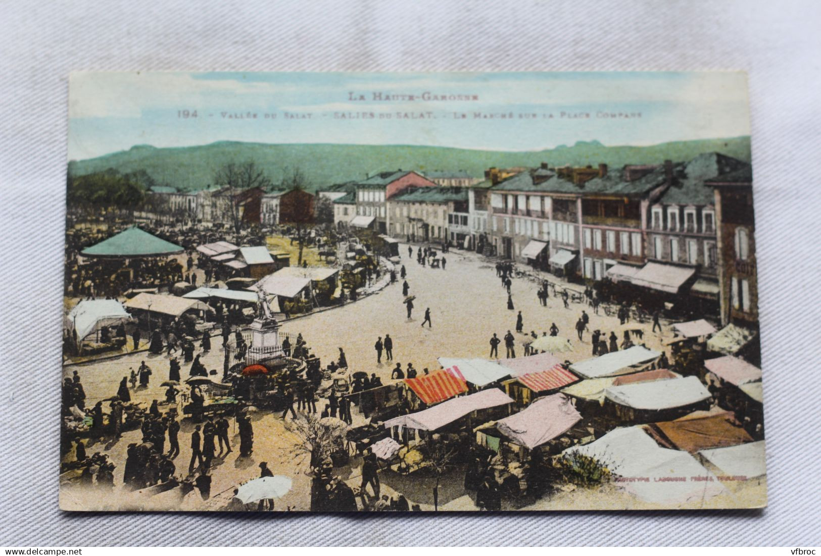 Salies du Salat, le marché sur la place Compans, Haute Garonne 31